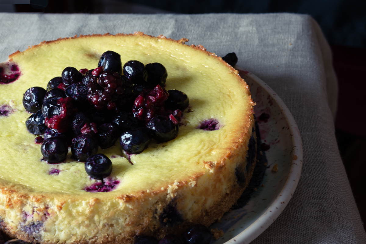 Easy baked cheesecake with berries
