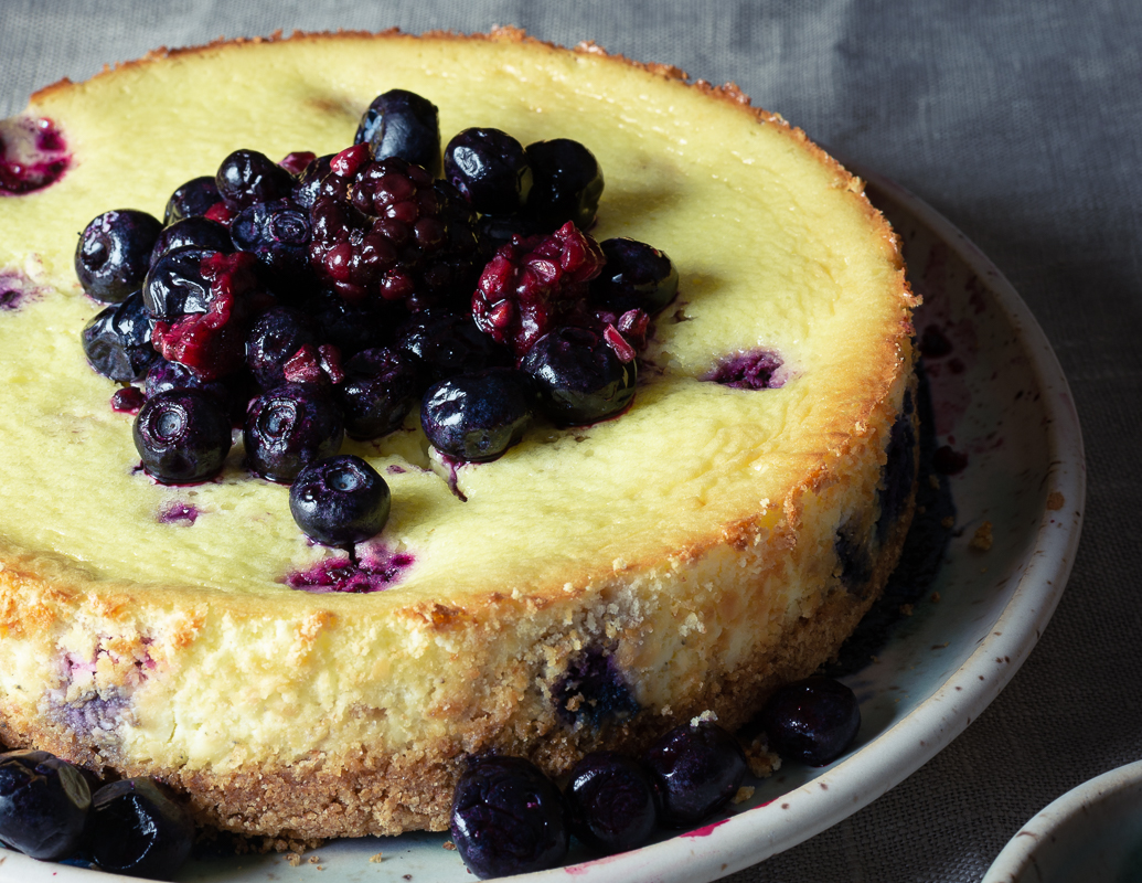 Easy baked cheesecake with berries - Hungarian Eats